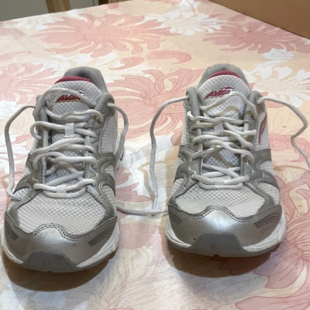 Avia women’s silver low top running sneakers, size 7